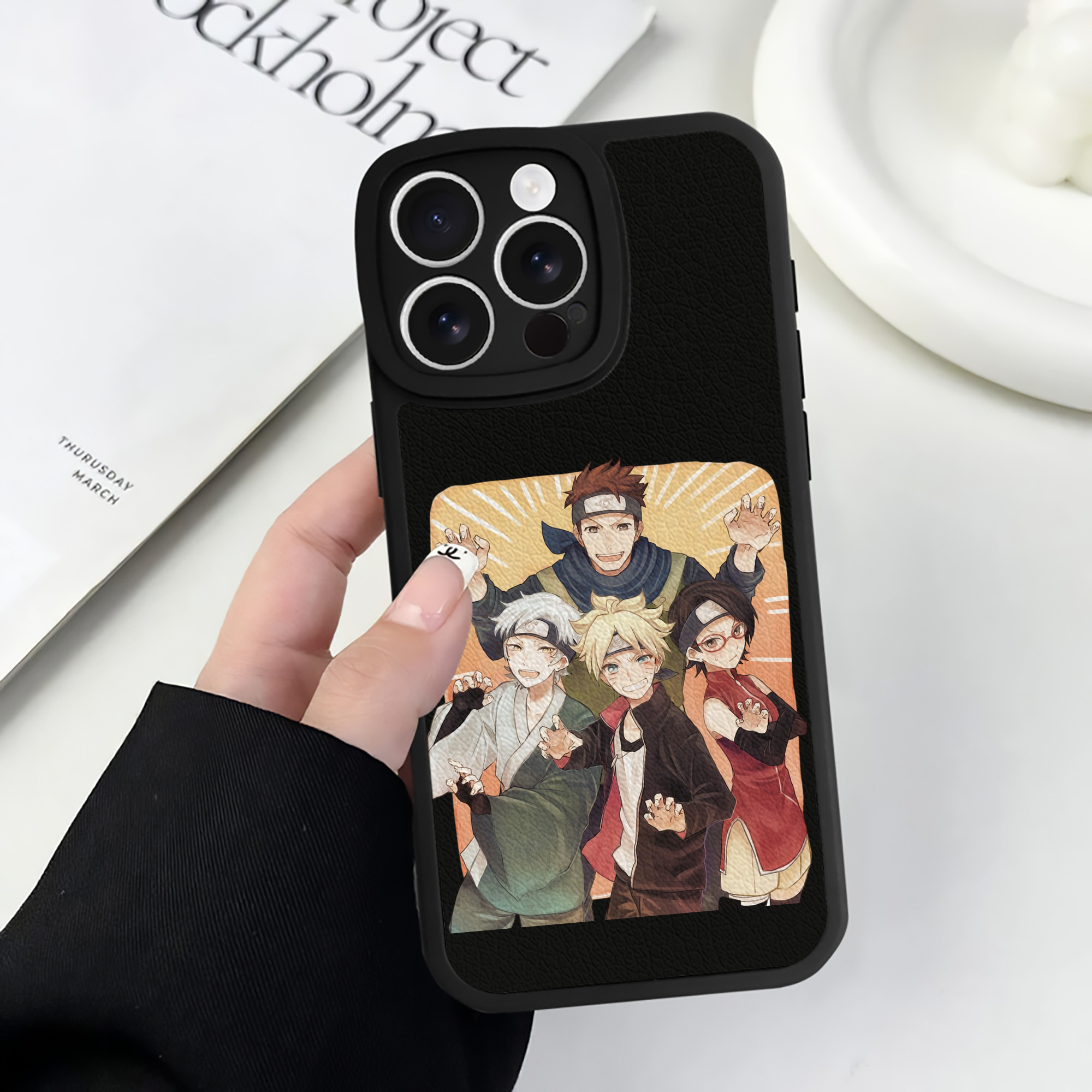 （画像用） NARUTO -ナルト- うちは サラダ Uchiha Sarada 【iPhone 16シリーズ対応】シリコンスマホケース（レザー調） 材質：シリコン
